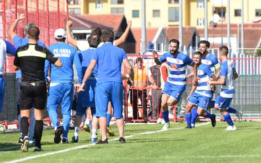 Slavlje fudbalera Iskre nakon gola Milića