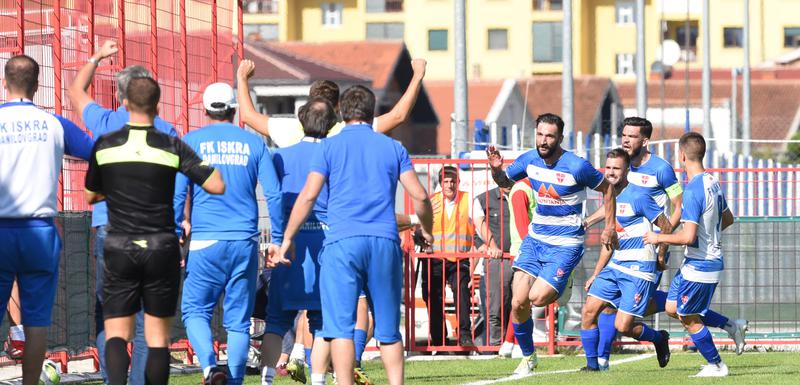 Slavlje fudbalera Iskre nakon gola Milića