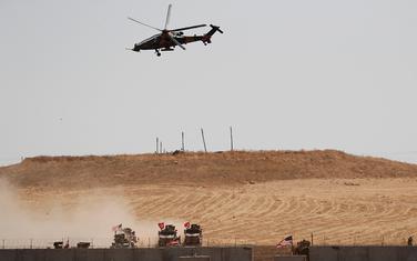 Turski vojni helikopter nadlijeće zajedničku tursko-američku vojnu patrolu u sjevernoj Siriji