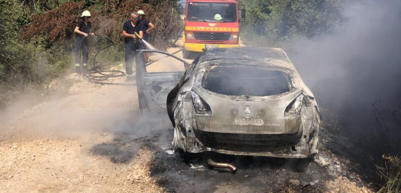 Vatrogasci gase podmetnuti požar na automobilu