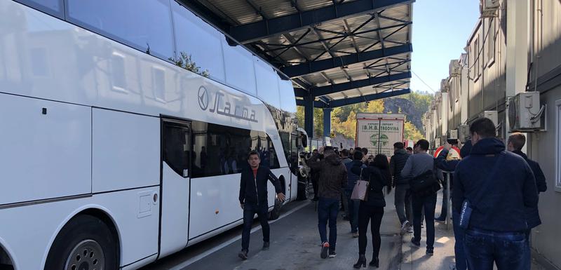 Autobus sa fudbalerima Crvene zvezde na granici