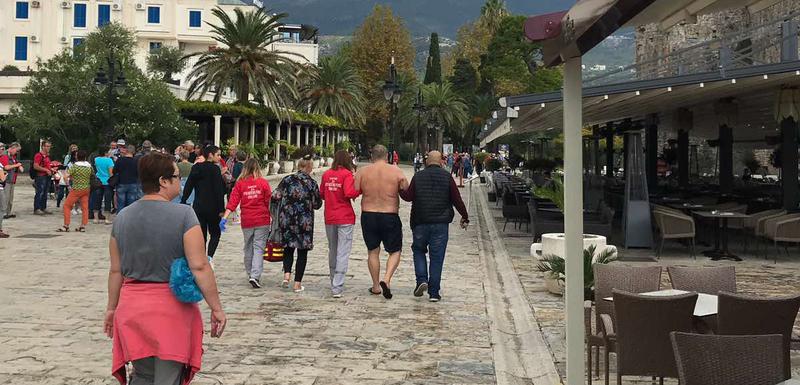 Ekipa Hitne pomoći odvodi Rusa sa plaže