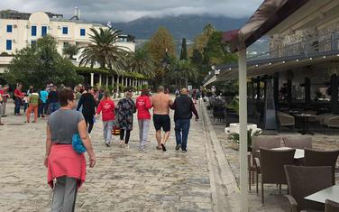 Ekipa Hitne pomoći odvodi Rusa sa plaže