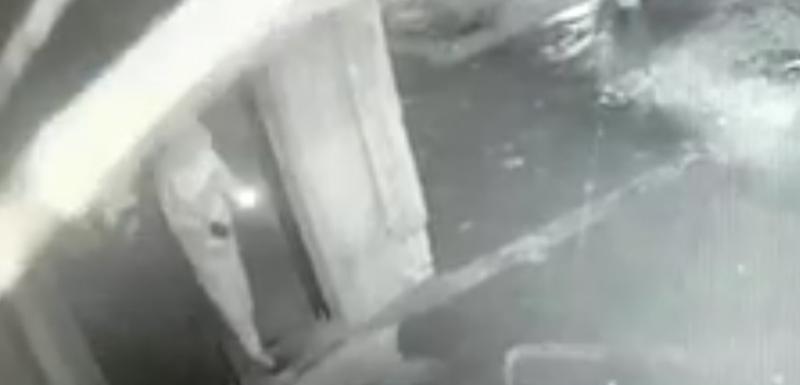 Trenutak kada nepoznata osoba pali eksploziv