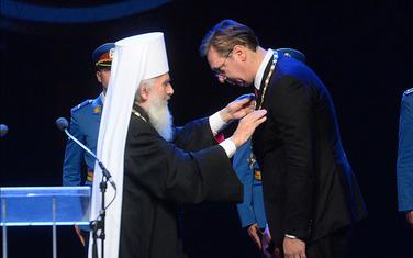Irinej odlikuje Vučića