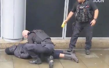 Policija savladava osumnjičenog muškarca