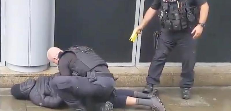 Policija savladava osumnjičenog muškarca
