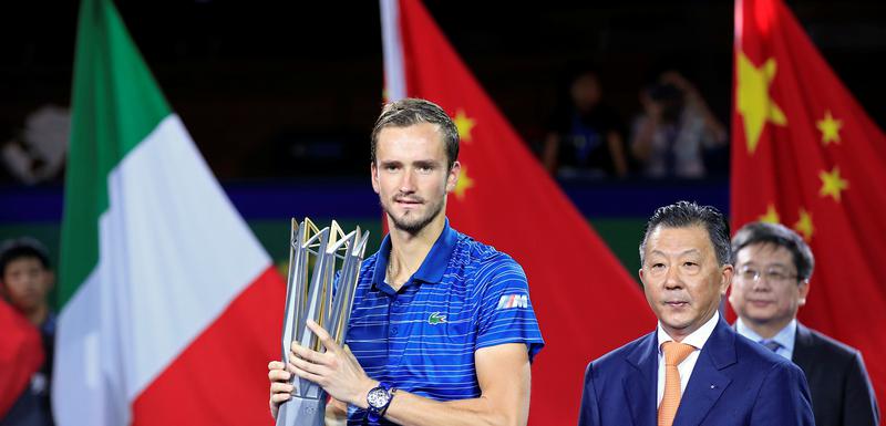 Medvedev sa peharom