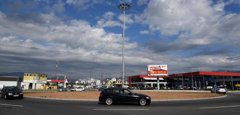 Neuređen kružni tok na izlazu iz Podgorice ka Baru
