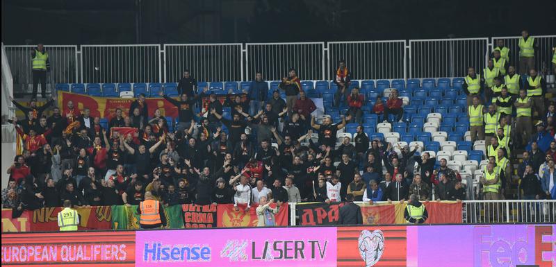 Navijači crnogorske reprezentacije u Prištini