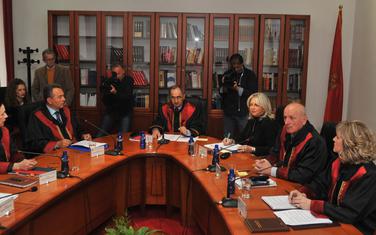 Sjednica Ustavnog suda (Muratović prva slijeva, Šarkinović drugi s desna)