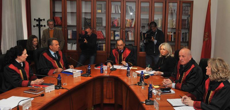 Sjednica Ustavnog suda (Muratović prva slijeva, Šarkinović drugi s desna)
