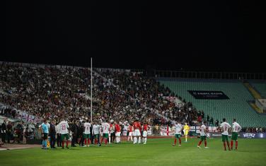 Engleski i bugarski fudbaleri tokom prekida meča u Sofiji