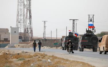 Ruske i sirijske zastave na vojnim vozilima u Siriji