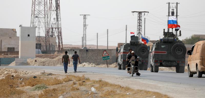 Ruske i sirijske zastave na vojnim vozilima u Siriji