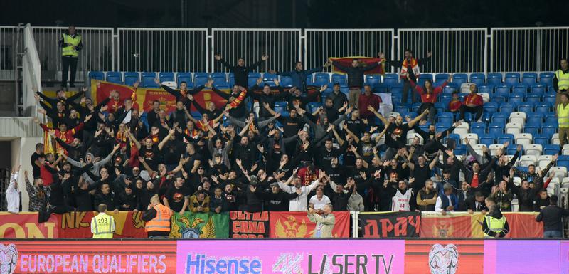 Navijači Crne Gore na stadionu u Prištini