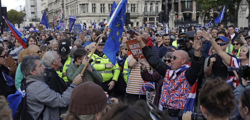 Protivnici bregzita i demonstranti koji podržavaju izlazak iz EU danas u Londonu