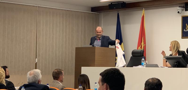 Odbornik DF-a Janko Dimić pokazao majicu sa natpisom "Protiv"