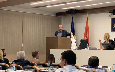 Odbornik DF-a Janko Dimić pokazao majicu sa natpisom "Protiv"