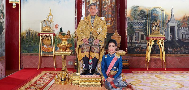 Kralj sa pratiljom u palati u Bangkoku