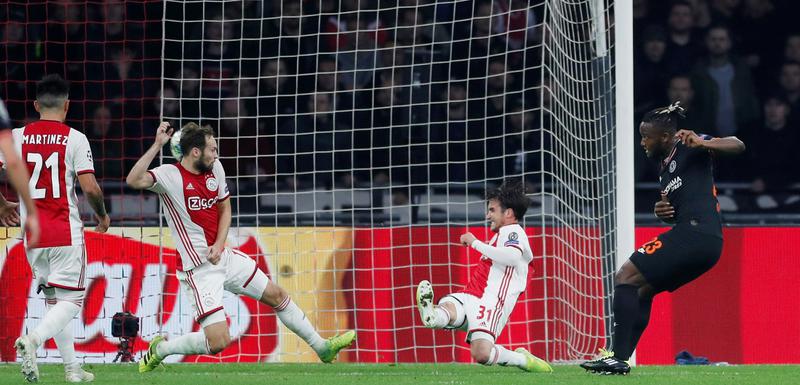 Bašuaji postiže gol u Amsterdamu