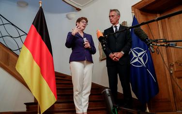 Kramp Karenbauer i Stoltenberg