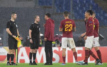 Igrači Rome pričaju sa sudijom