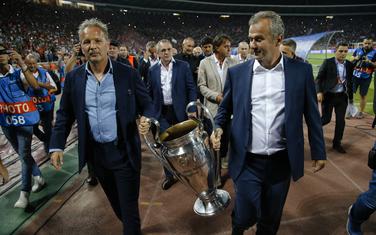 Savićević i Mihajlović sa peharom Lige šampiona prošle godine na Marakani