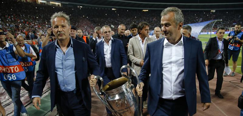 Savićević i Mihajlović sa peharom Lige šampiona prošle godine na Marakani