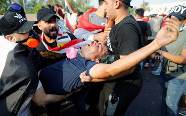 Sa protesta: Demonstranti nose čovjeka kojem je pozlilo od suzavca