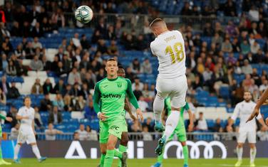 Luka Jović postiže gol za Real