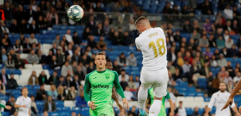 Luka Jović postiže gol za Real