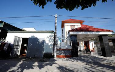 Vila Bui Čunga (desno), koji je radio u Britaniji, pored kuće svog rođaka, lokalnog varioca