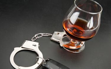 Vožnja i alkohol ne idu zajedno (ilustracija)