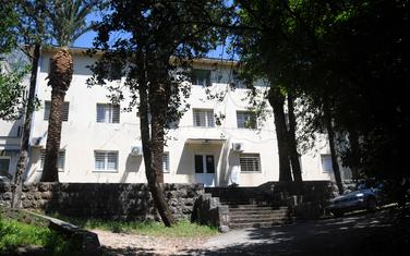 Kuda su gošće ušle u objekat: Ulaz u bolnicu (arhiva)