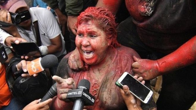 Patrisiji Arse su demonstranti ofarbali u crveno i isjekli joj kosu