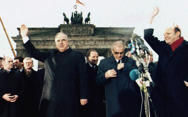 Kol i premijer Istočne Njemačke Hans Modrov ispred Brandenburške kapije 22. decembra 1989.