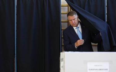 Prvi favorit: Aktuelni predsjednik Rumunije Klaus Johanis prilikom glasanja na evropskim izborima