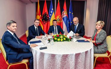 Sastanak čelnika Zapadnog Balkana u Ohridu: Predsjedavajući Savjeta ministara Bosne i Hercegovine Denis Zvizdić, predsjednik Srbije Aleksandar Vučić, predsjednik Vlade Sjeverne Makedonije Zoran Zaev, premijer Albanije Edi Rama i ministarka ekonomije Crne Gore Dragica Sekulić