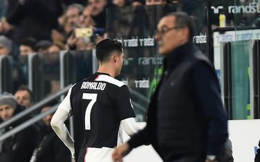 Ronaldo izlazi sa terena pored Sarija