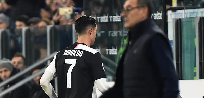 Ronaldo izlazi sa terena pored Sarija
