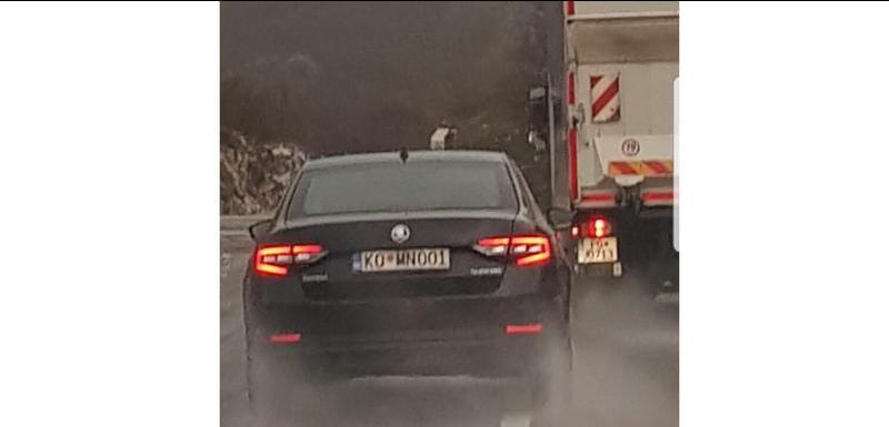 Aprcovićevo službeno auto pretiče preko pune linije