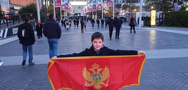 Mateja Tomić sa crnogorskom zastavom u Londonu