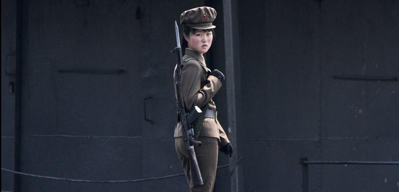 Sjevernokorejska vojnikinja na obali rijeke Jalu (2014)