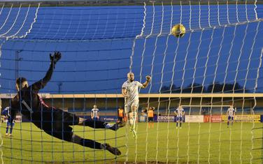 Briden izvodi penal