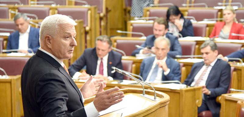 Poslanici pitaju za dodjelu stanova: Sa ranije sjednice