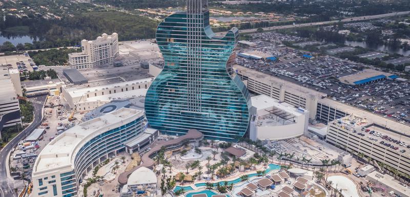 Luksuzni hotel u obliku džinovske rok gitar