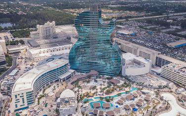 Luksuzni hotel u obliku džinovske rok gitar