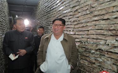 Sjevernokorejski lider Kim Džong Un u posjeti fabrici za preradu ribe