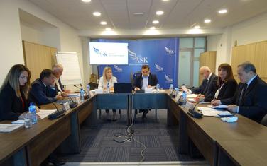 Mićunović (lijevo) sa saradnicima na sjednici Savjeta Agencije